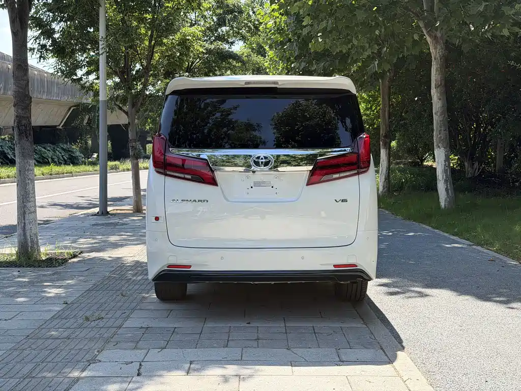 Toyota Alphard — фото 7