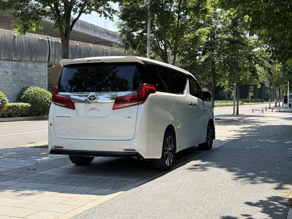 Toyota Alphard — фото 8