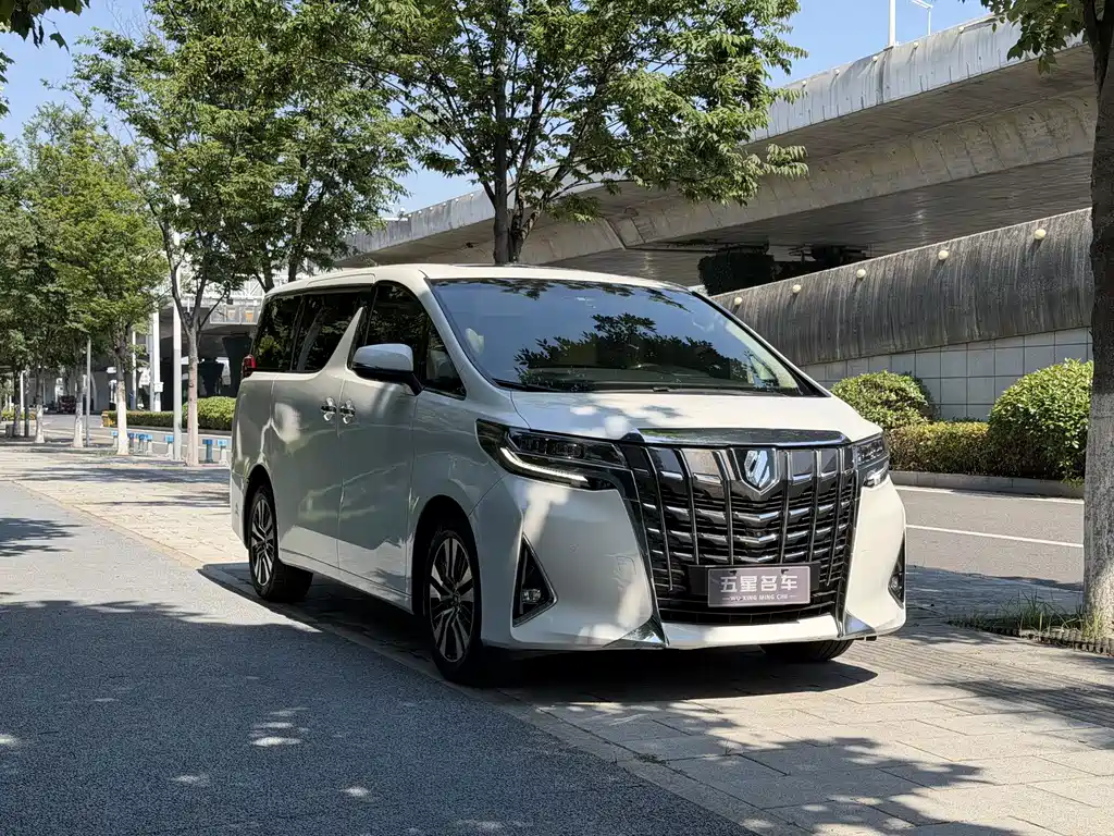Toyota Alphard — фото 1