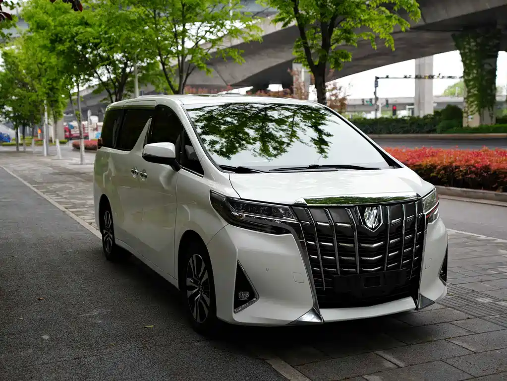 Toyota Alphard — фото 3