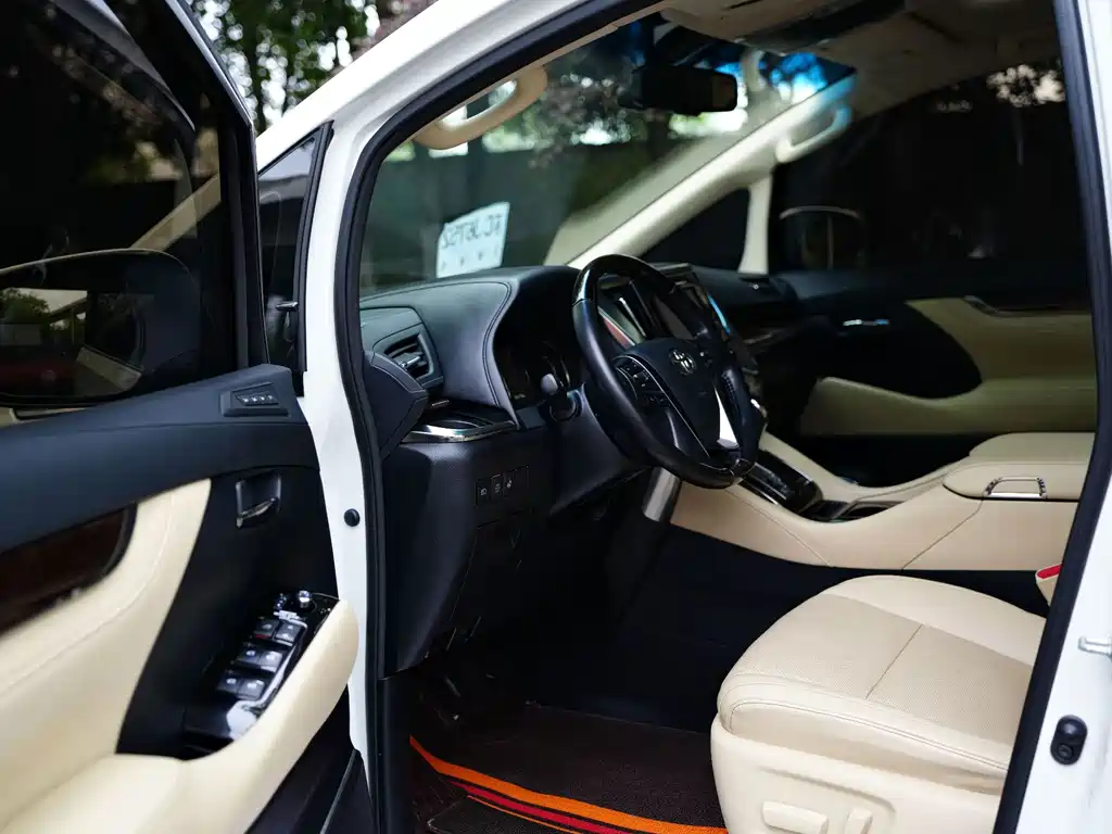 Toyota Alphard — фото 4