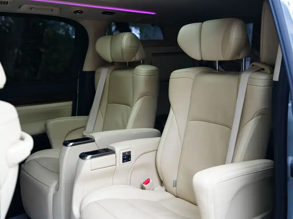 Toyota Alphard — фото 5