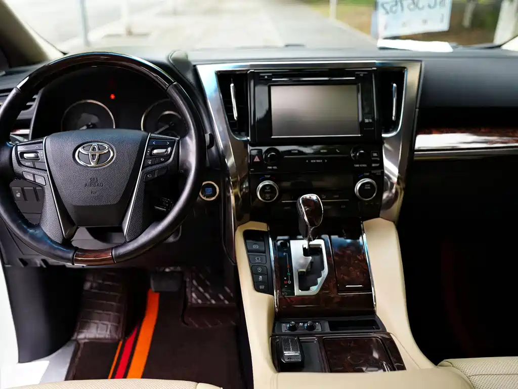 Toyota Alphard — фото 6
