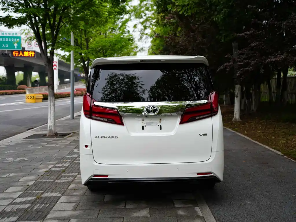 Toyota Alphard — фото 8