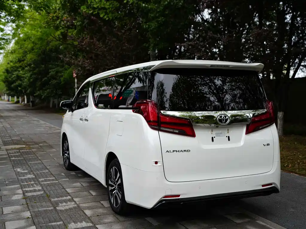 Toyota Alphard — фото 9