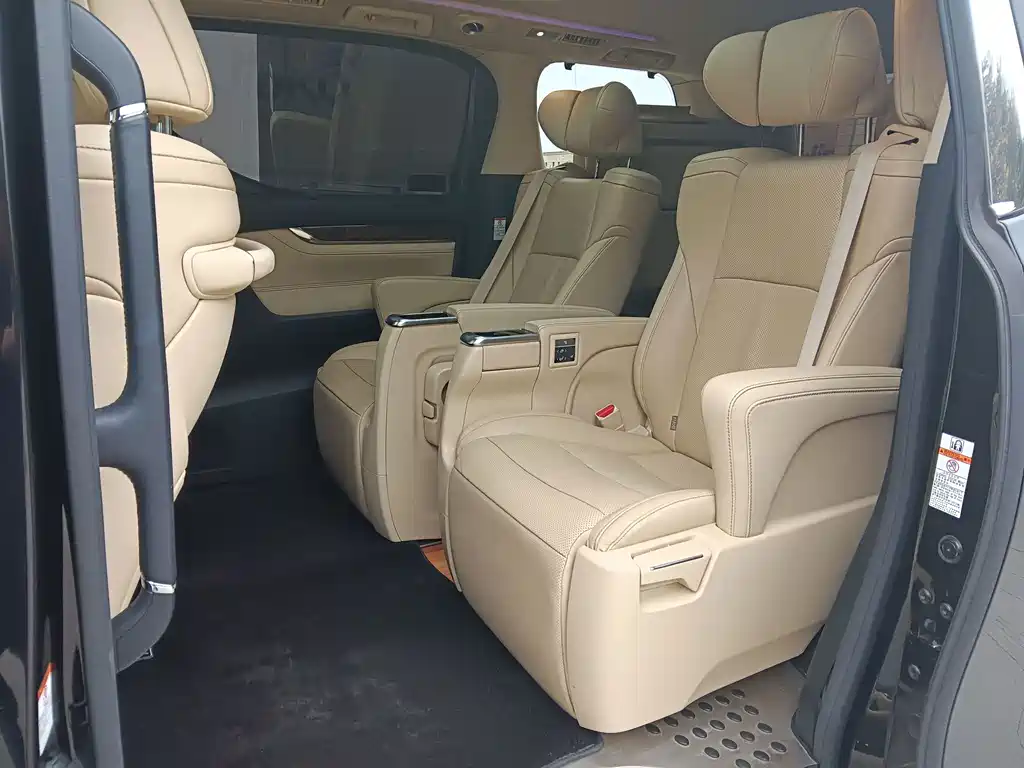 Toyota Alphard — фото 4
