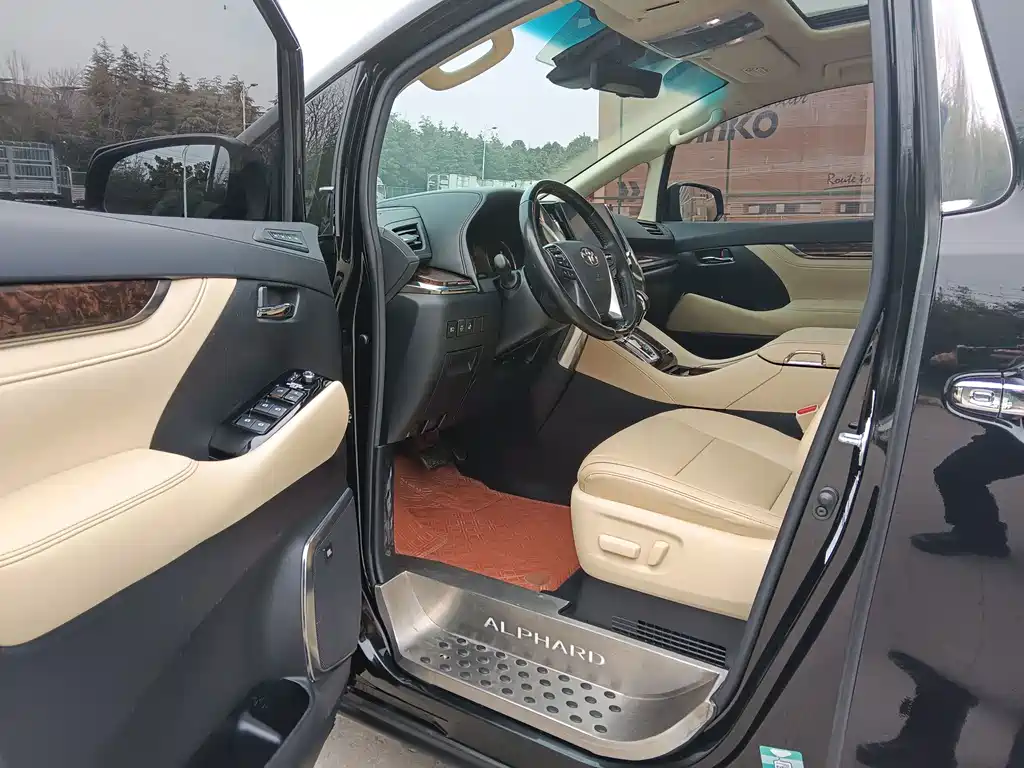 Toyota Alphard — фото 5