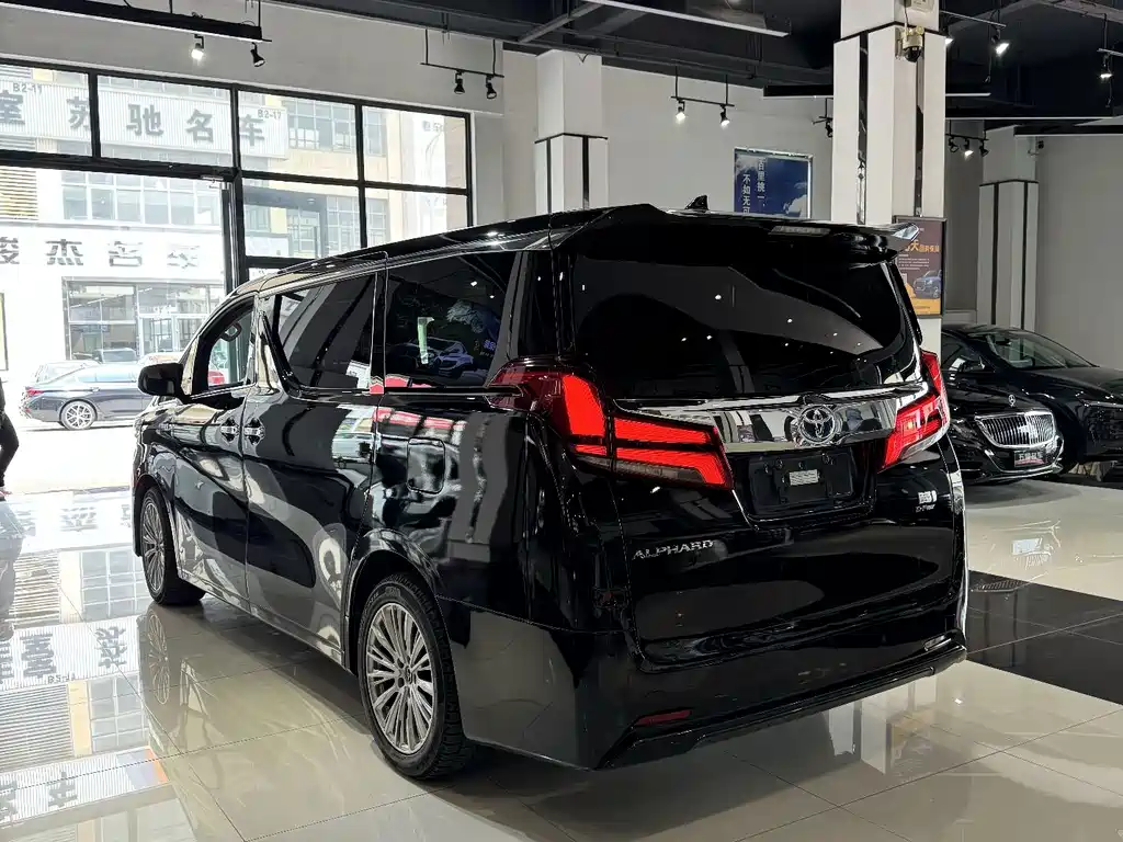 Toyota Alphard — фото 7