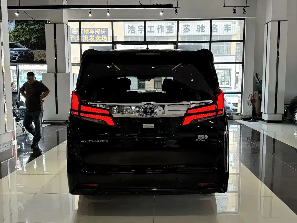 Toyota Alphard — фото 8