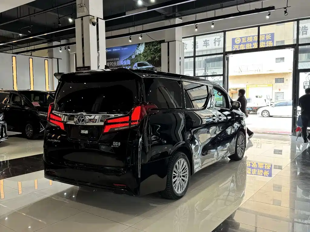 Toyota Alphard — фото 9