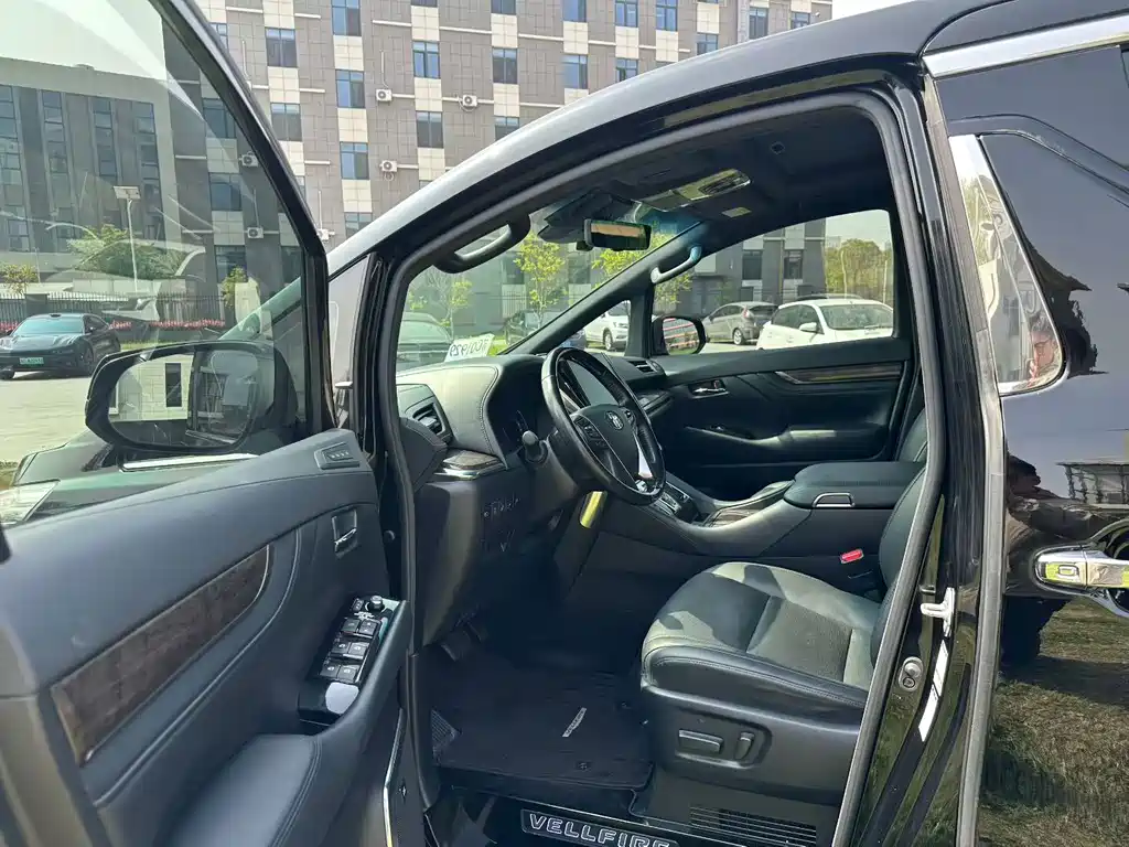 Toyota Vellfire — фото 3