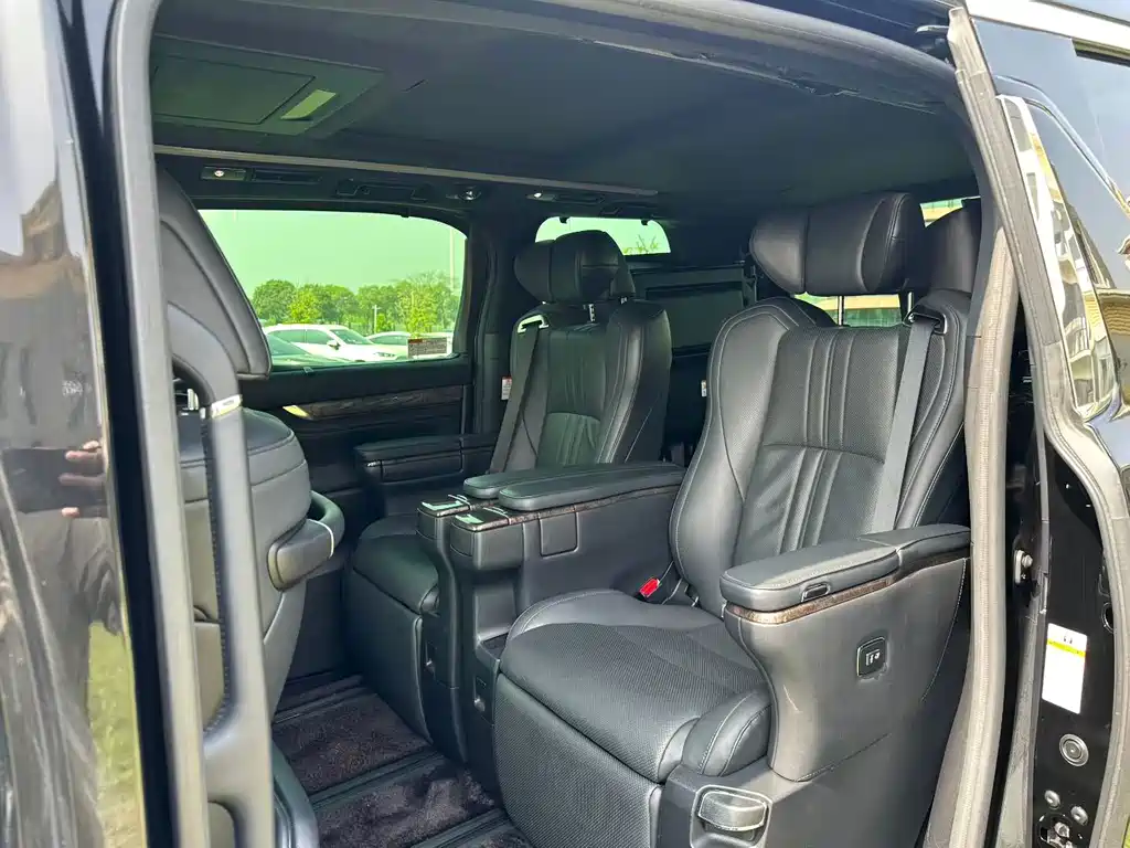 Toyota Vellfire — фото 4