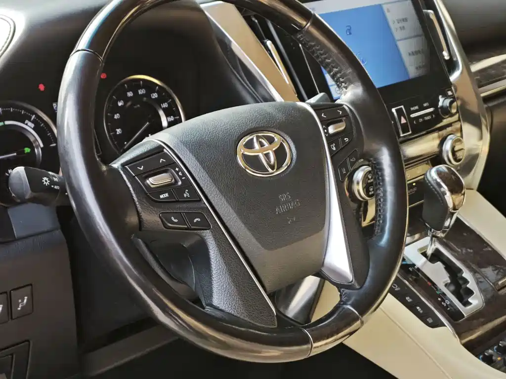Toyota Alphard — фото 4