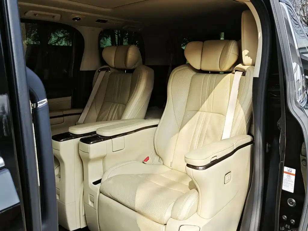 Toyota Alphard — фото 5