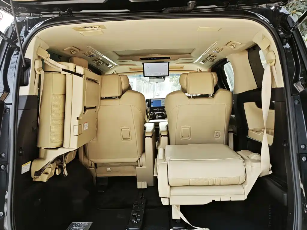 Toyota Alphard — фото 6