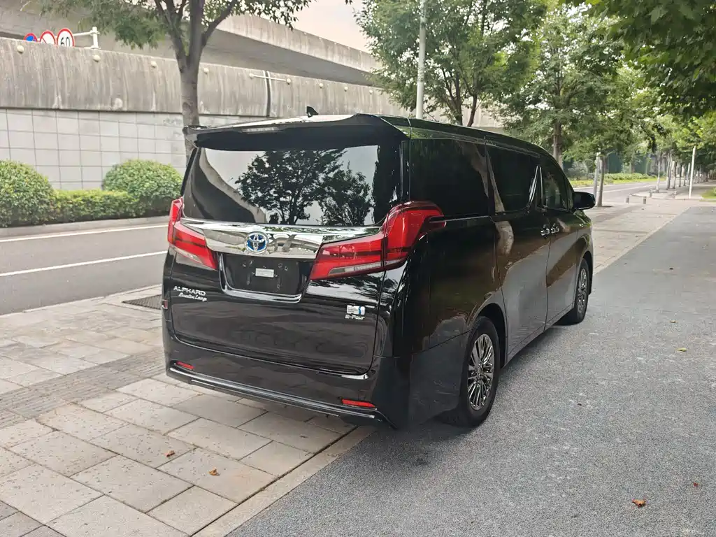 Toyota Alphard — фото 7