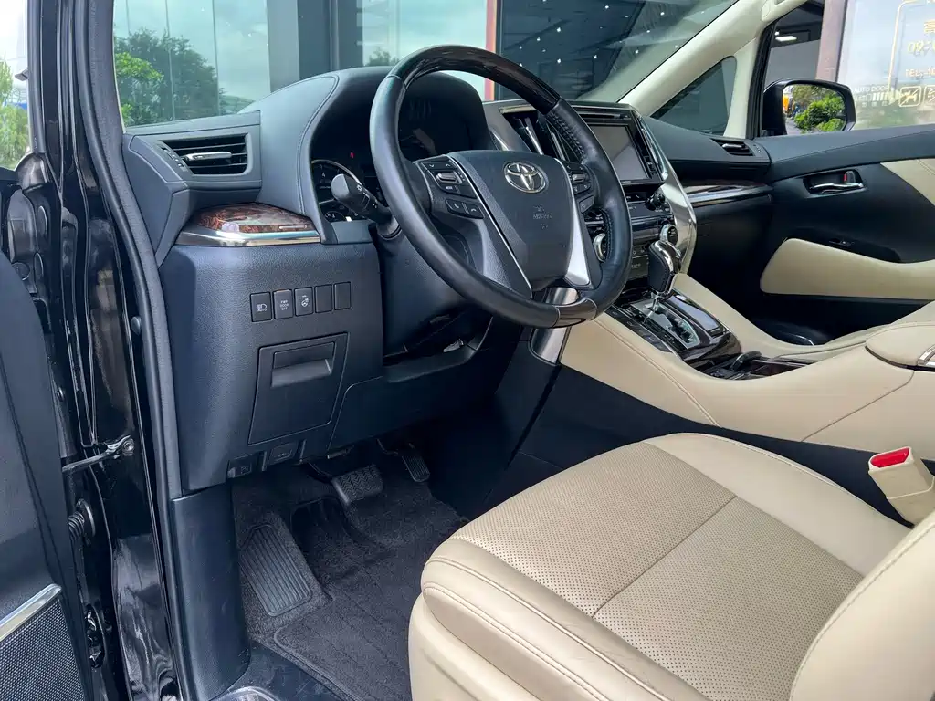 Toyota Alphard — фото 2