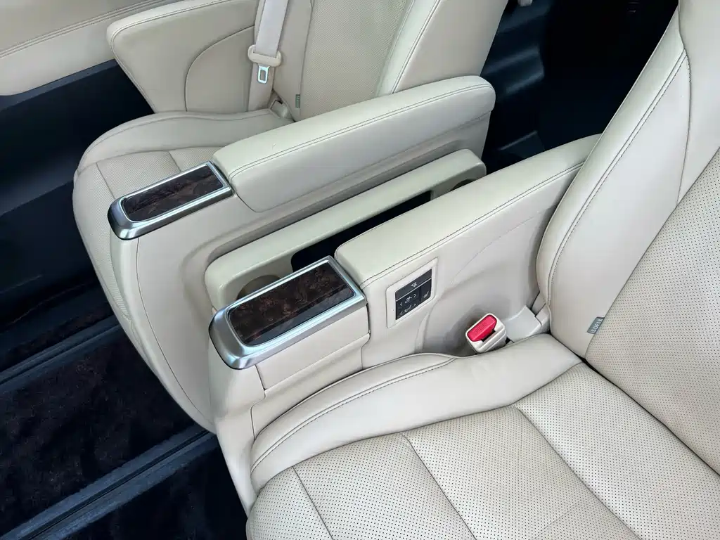 Toyota Alphard — фото 4
