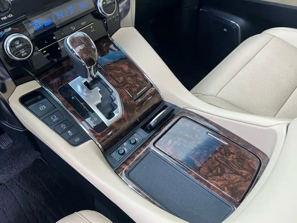 Toyota Alphard — фото 7