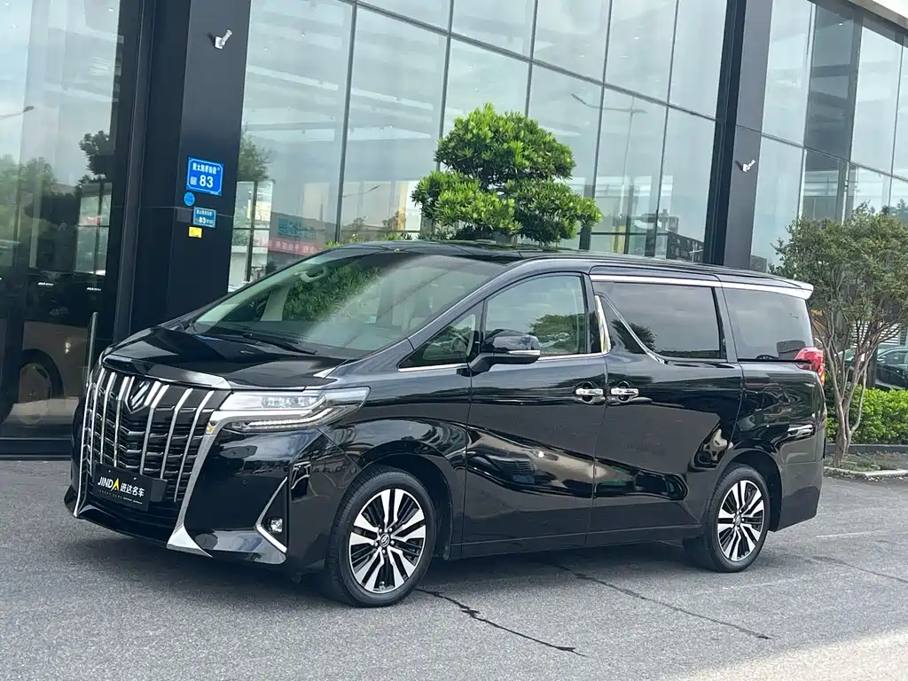 Toyota Alphard — фото 1