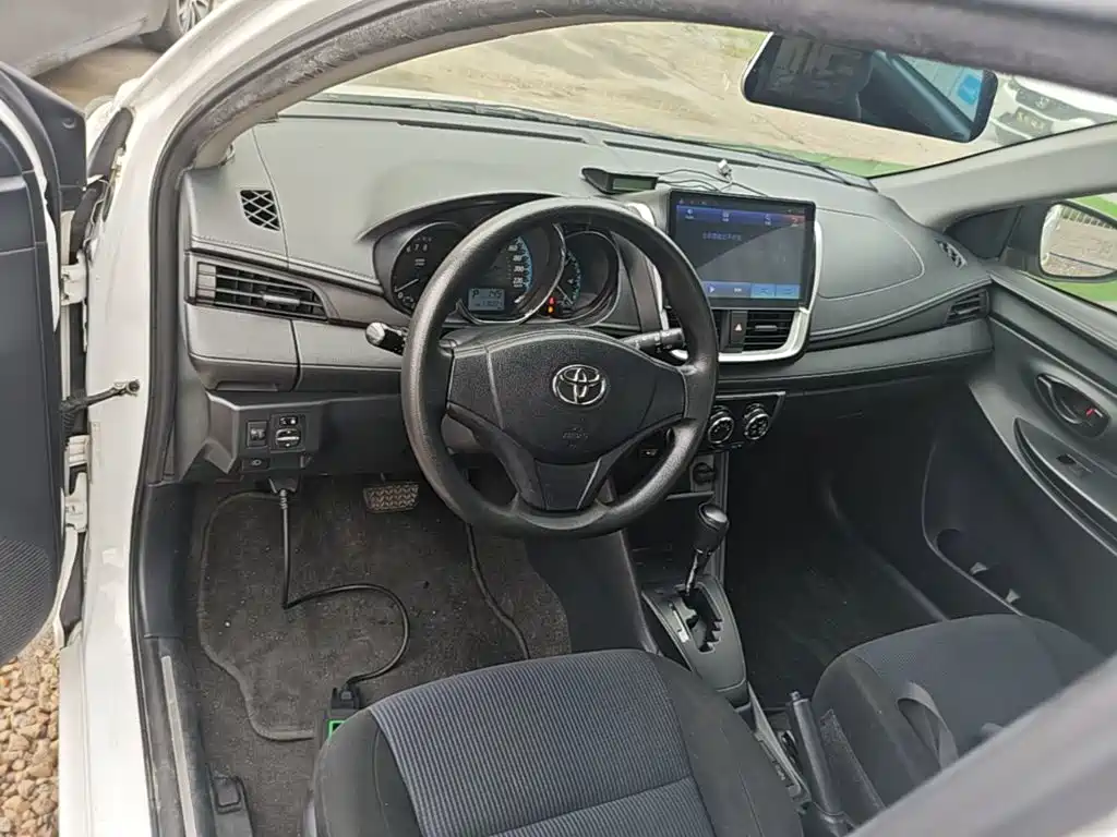 Toyota Yaris L — фото 11