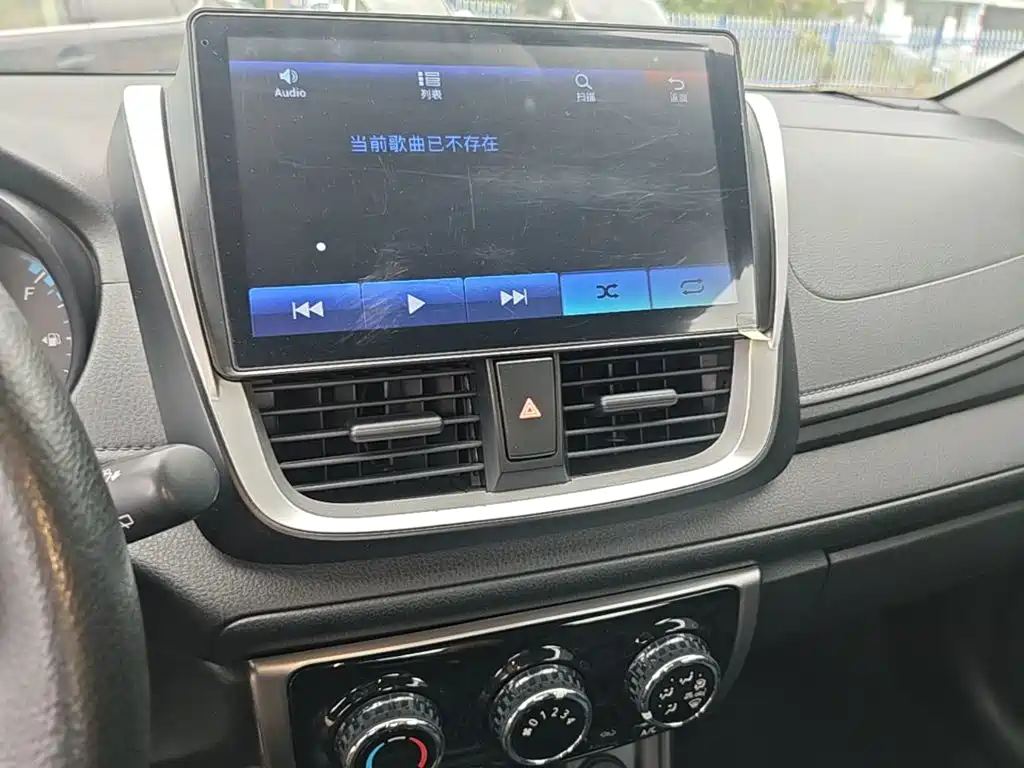 Toyota Yaris L — фото 13