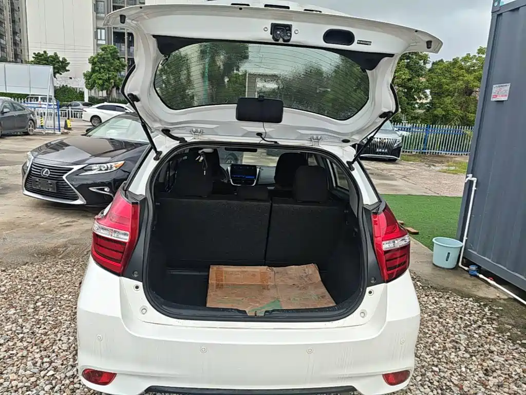 Toyota Yaris L — фото 19