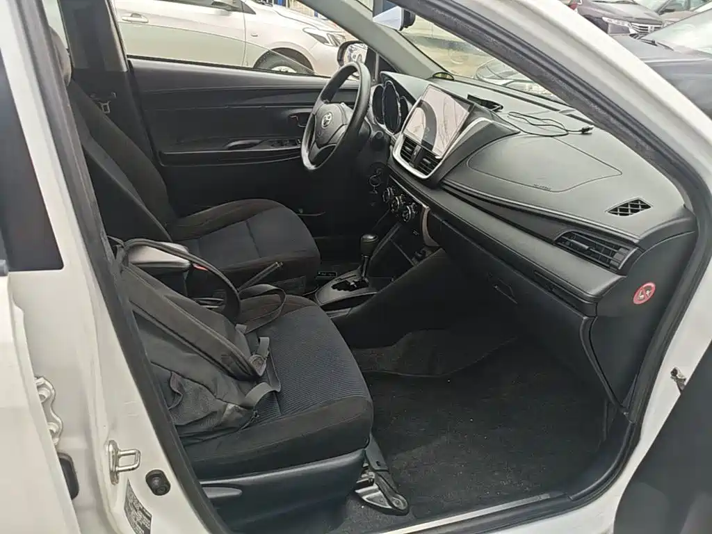Toyota Yaris L — фото 25