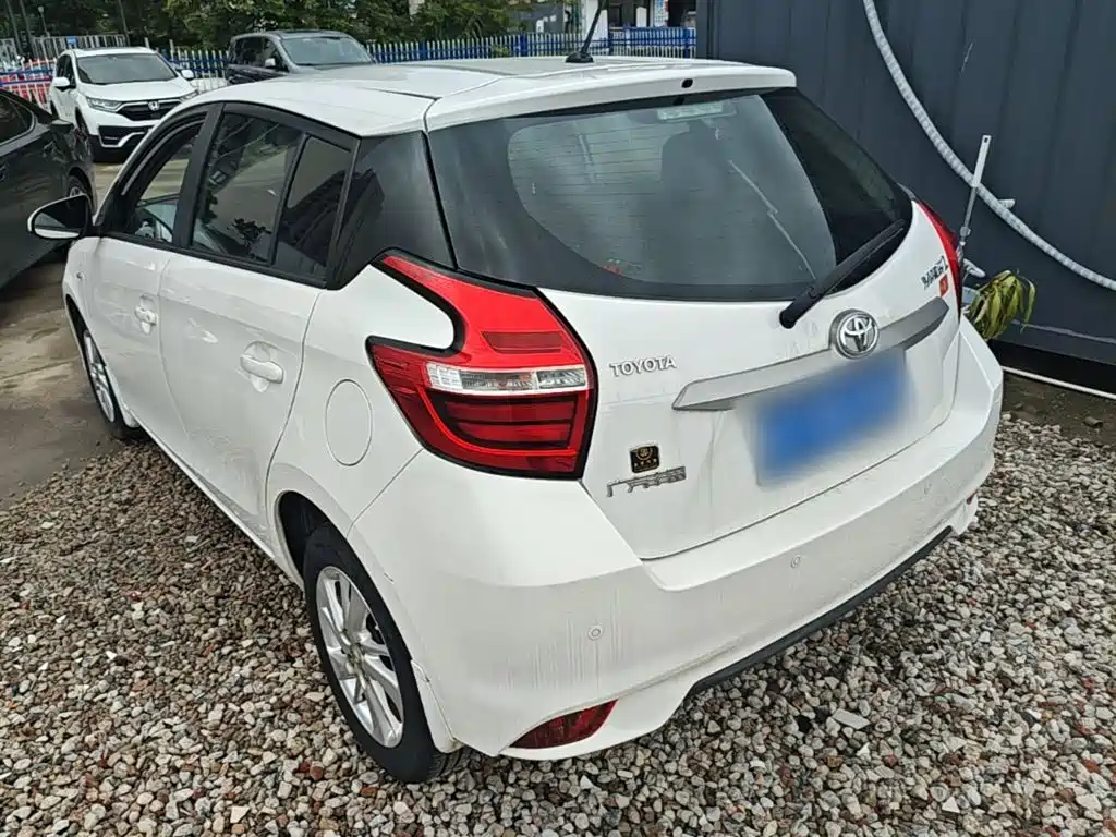 Toyota Yaris L — фото 5