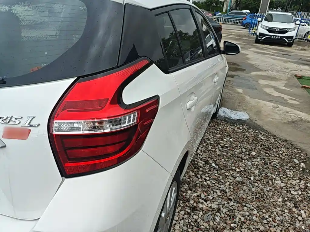 Toyota Yaris L — фото 8