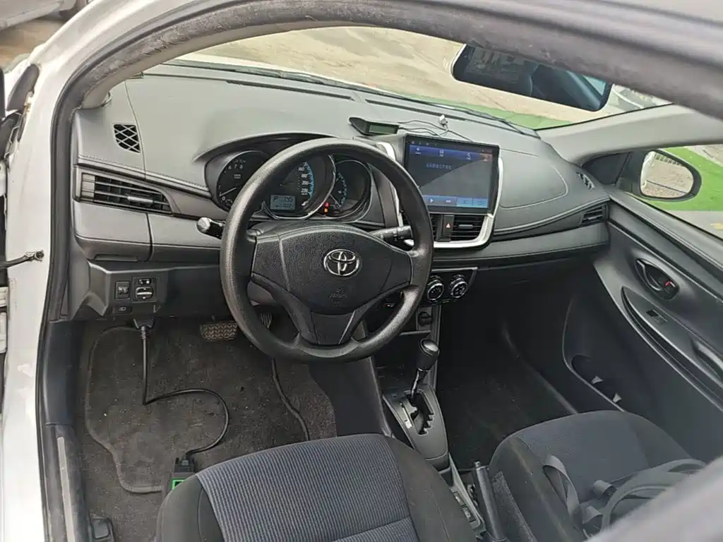 Toyota Yaris L — фото 10