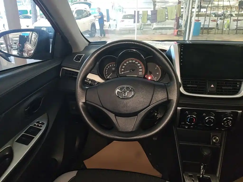 Toyota Yaris L — фото 11