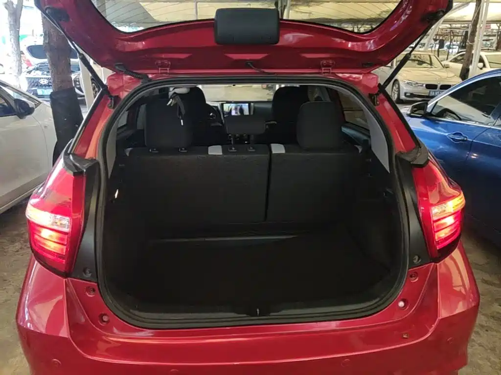 Toyota Yaris L — фото 19