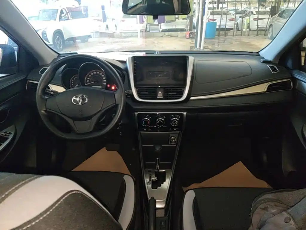 Toyota Yaris L — фото 10