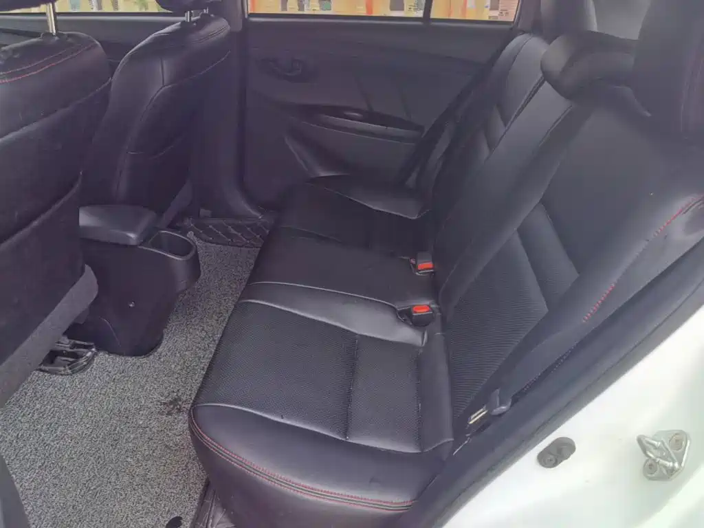 Toyota Yaris L — фото 17