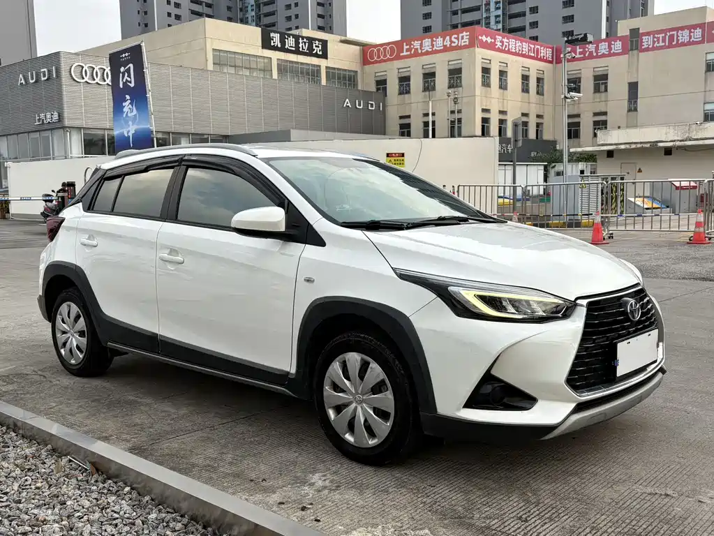 Toyota Yaris L — фото 3