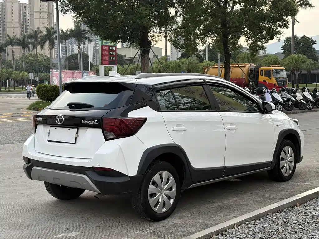Toyota Yaris L — фото 10