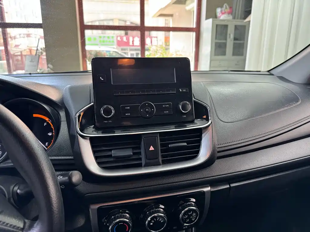 Toyota Yaris L — фото 11