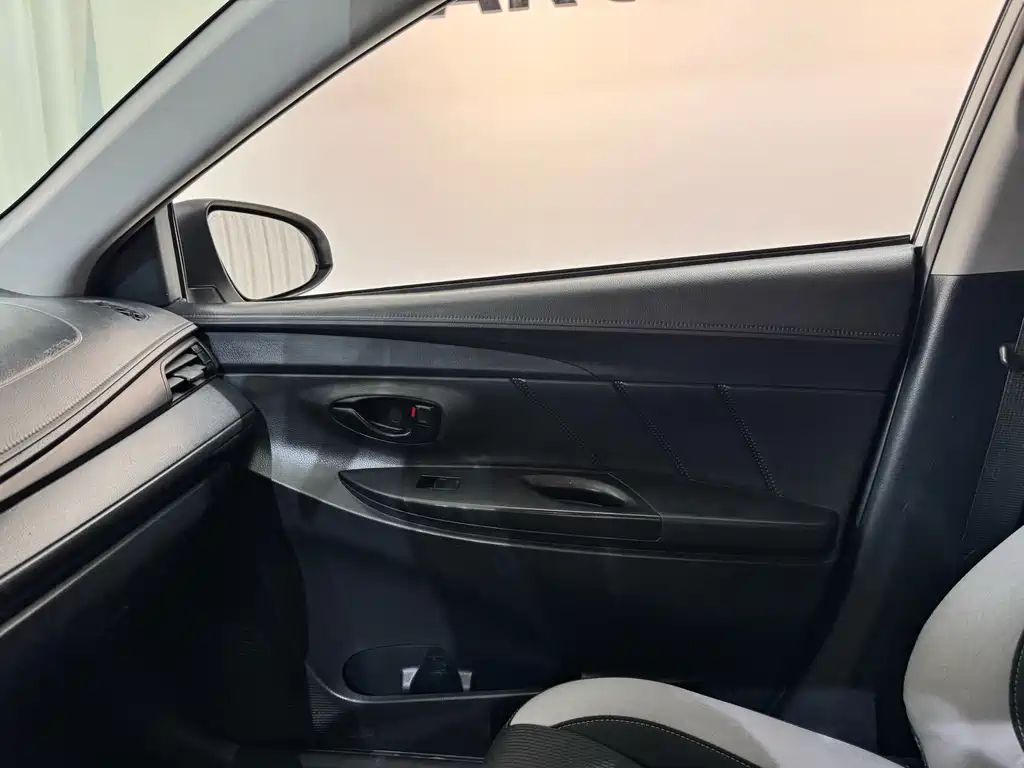 Toyota Yaris L — фото 14