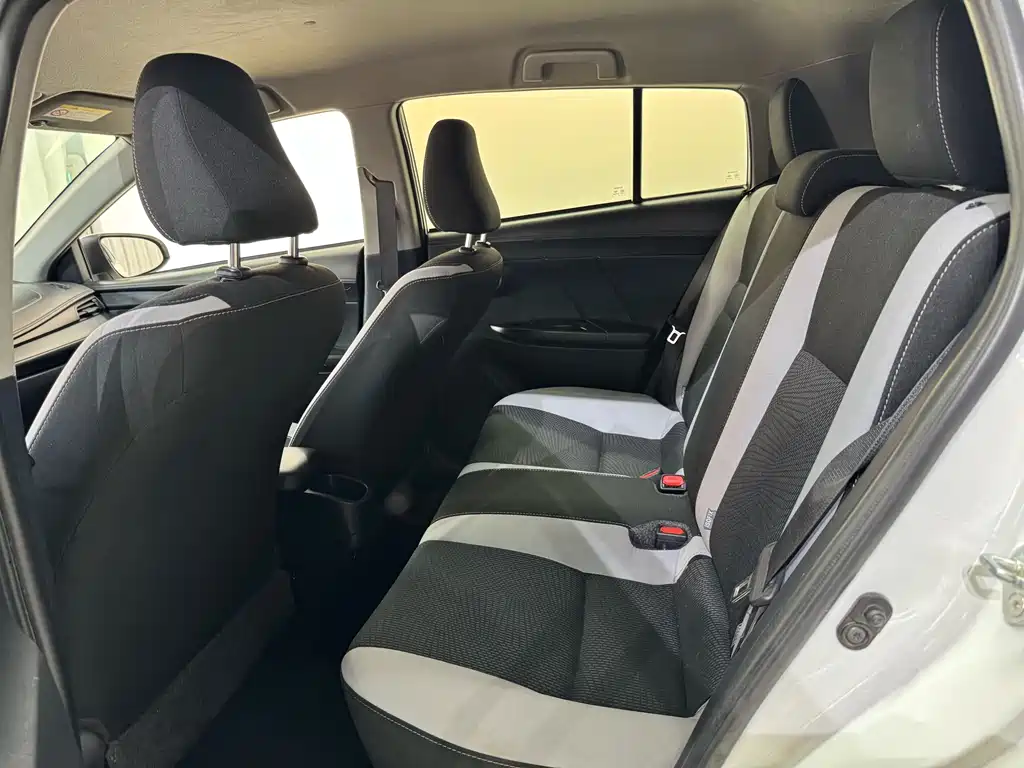 Toyota Yaris L — фото 17