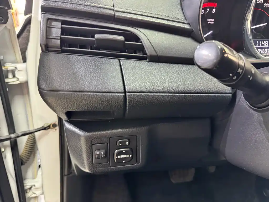Toyota Yaris L — фото 9