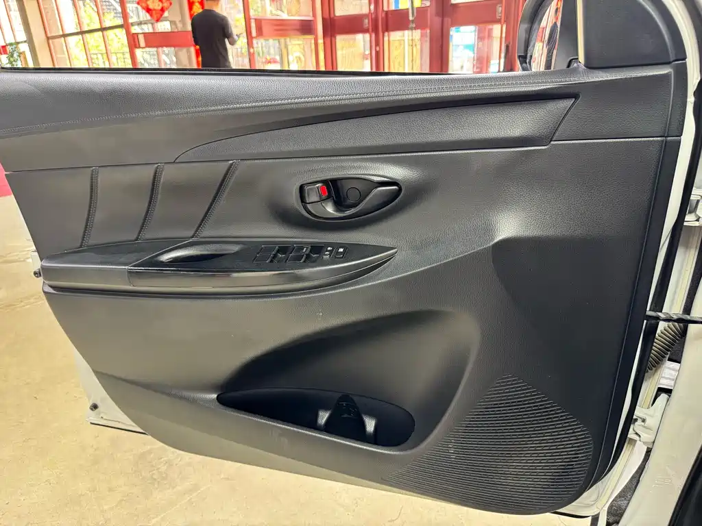 Toyota Yaris L — фото 10