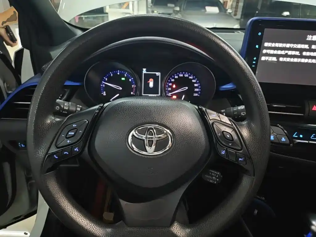 Toyota C-HR — фото 11