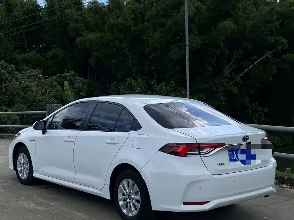 Toyota Corolla — фото 9
