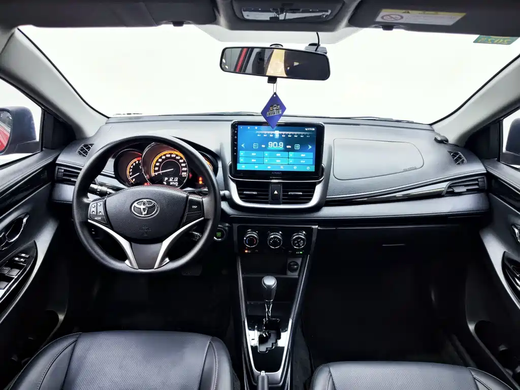 Toyota Yaris L — фото 8