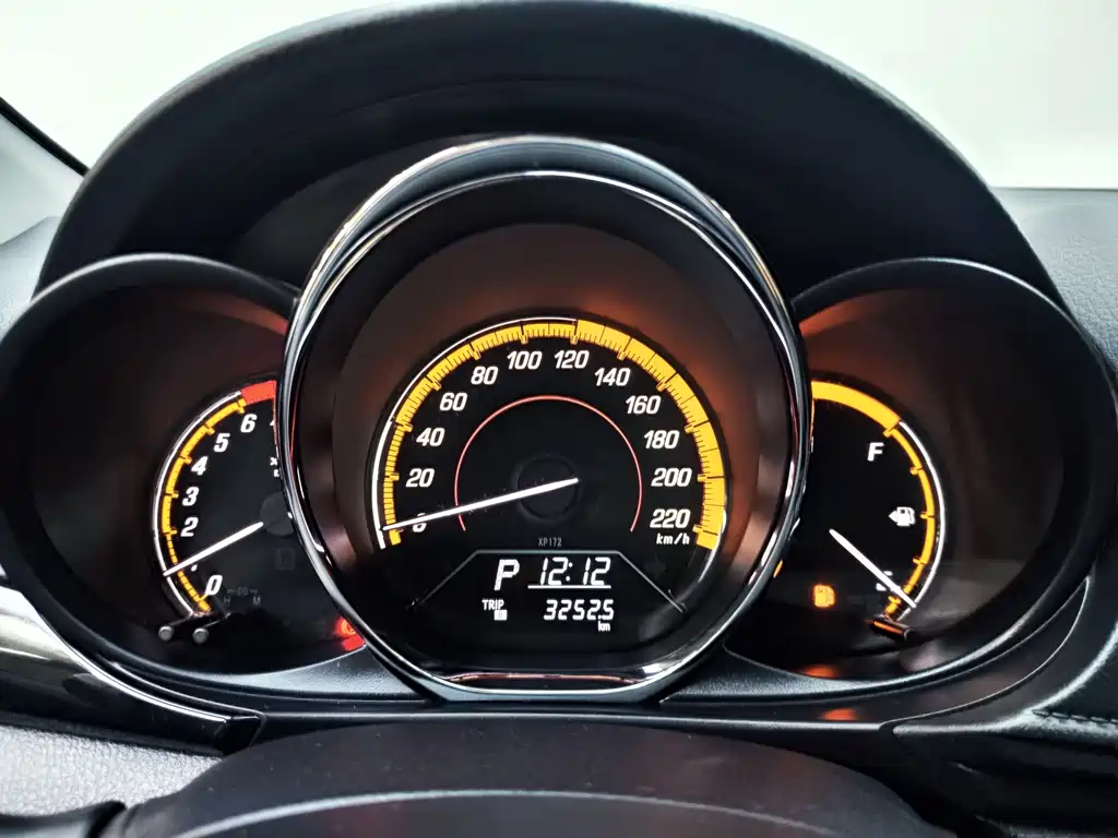 Toyota Yaris L — фото 10