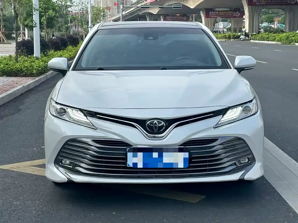 Toyota Camry — фото 2