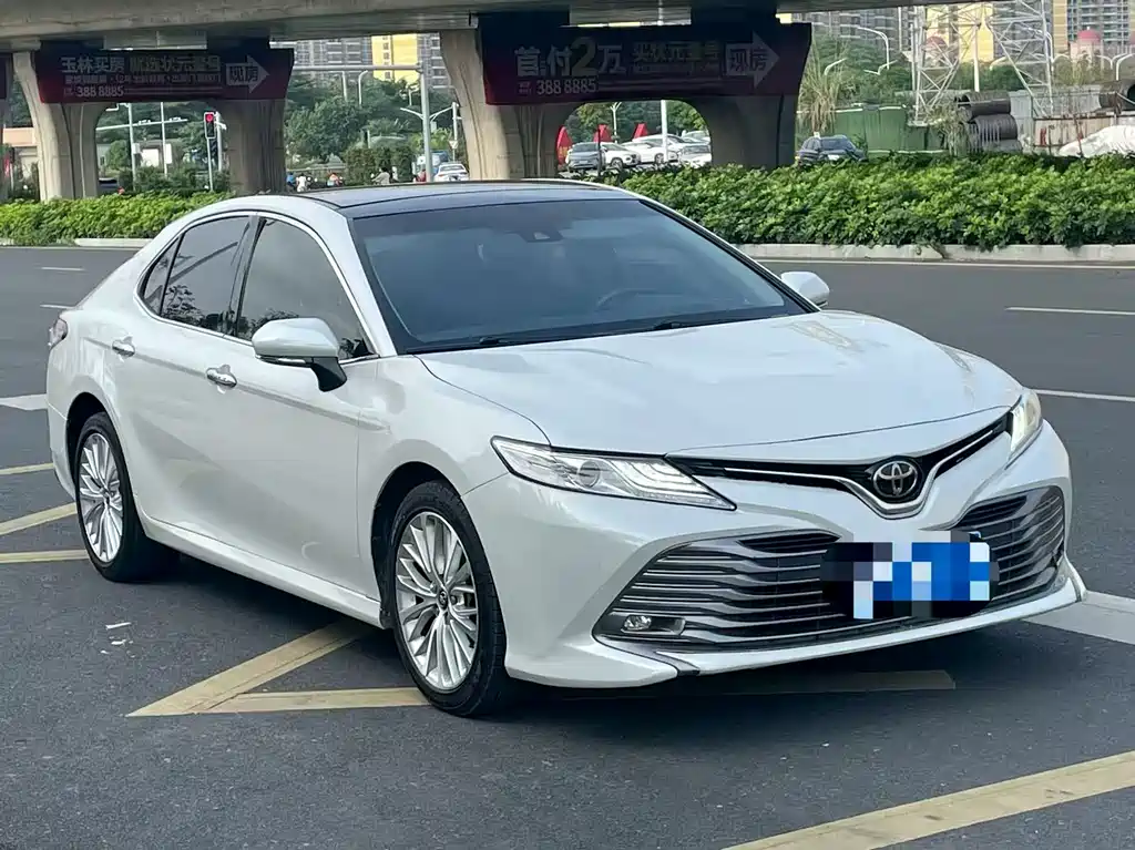 Toyota Camry — фото 3