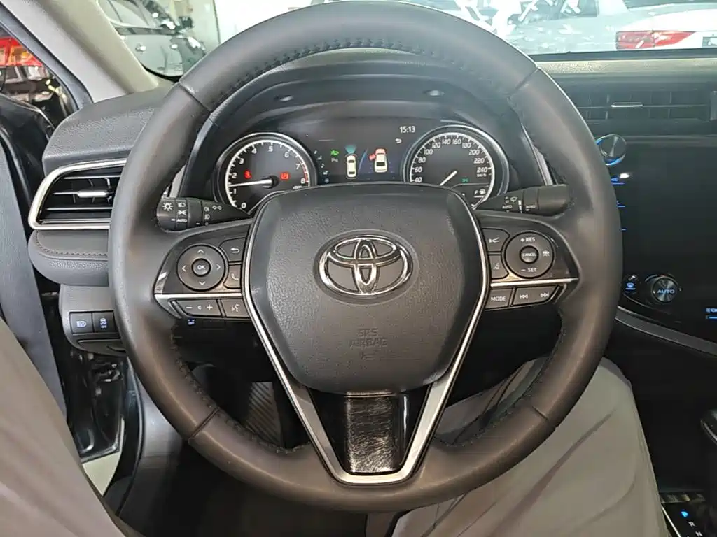 Toyota Camry — фото 11