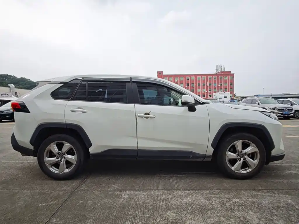 Toyota RAV4 — фото 4